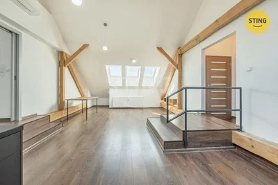 Dětský pokoj; dřevěná podlaha, přirozené světlo, moderní styl
