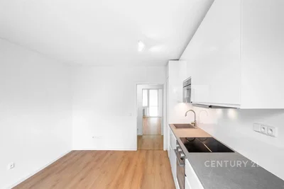 Cucina; pavimento in legno, luce naturale, elettrodomestici