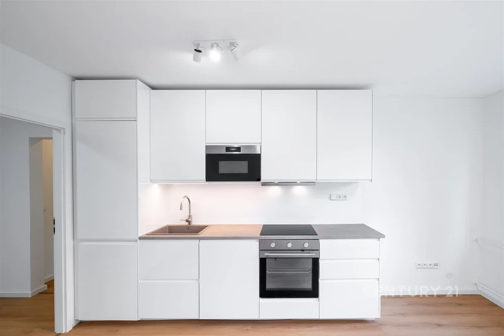 Cucina; elettrodomestici, pavimento in legno, luce naturale, ristrutturato