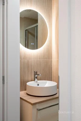 Toilette; ristrutturato, luce naturale