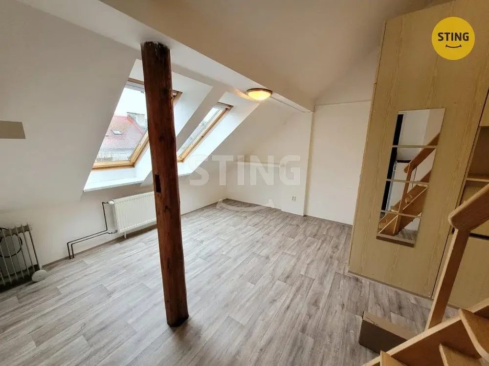 Chambre d'enfant; parquet, lumière naturelle