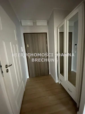 Šatna; dřevěná podlaha, přirozené světlo