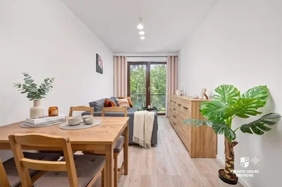 Wohnzimmer; tageslicht, holzboden, moderner stil