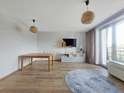 Woonkamer; houten vloer, natuurlijk licht