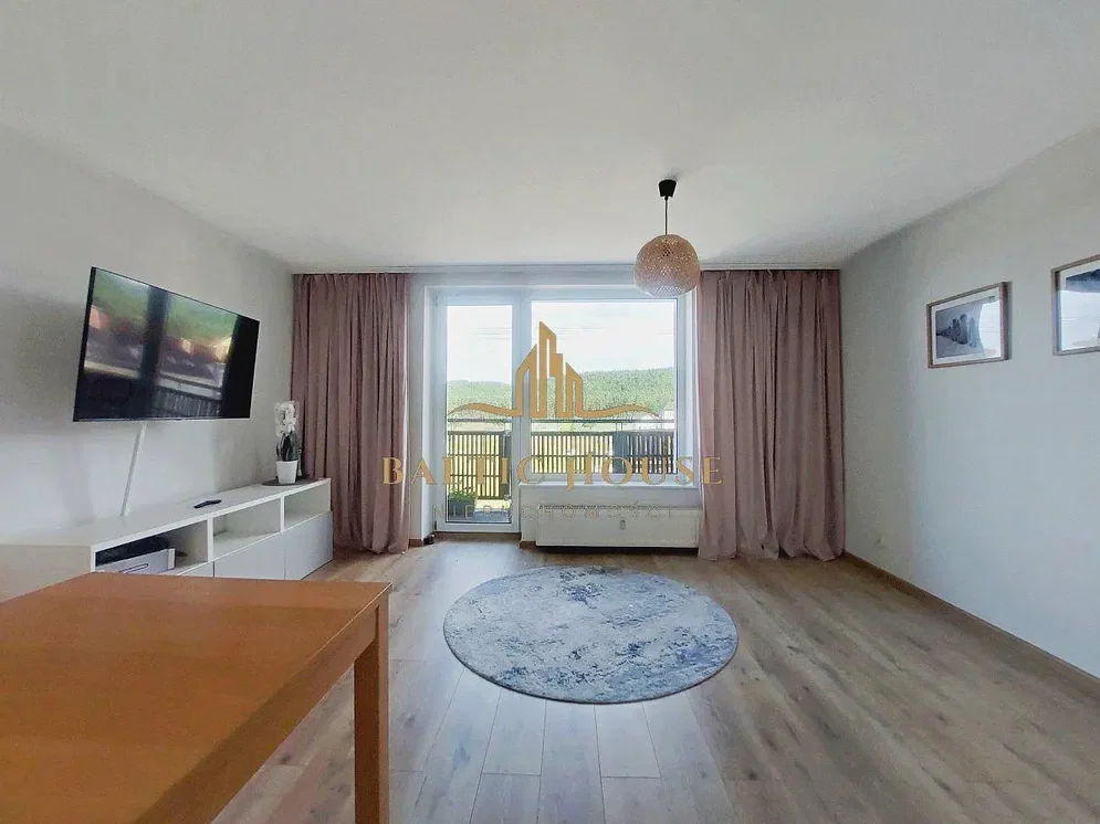 Woonkamer; uitzicht, houten vloer, natuurlijk licht