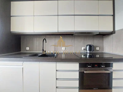 Keuken; keukenapparatuur, tegelvloer, gerenoveerd, natuurlijk licht