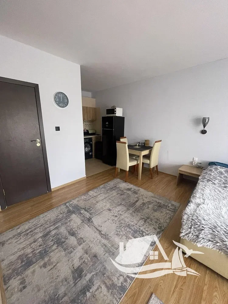 Salon; parquet, lumière naturelle, style moderne