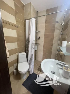 Toilettes; carrelage, lumière naturelle