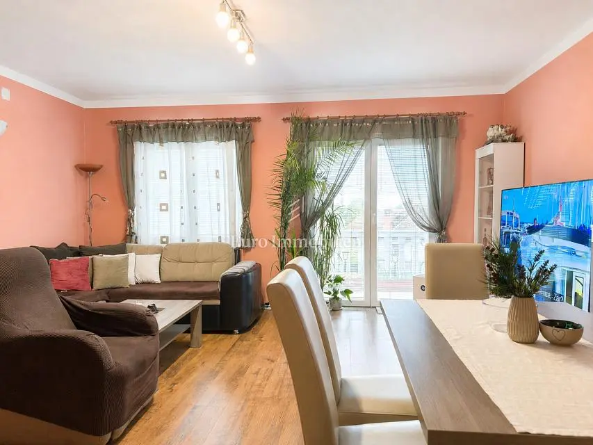Obývací pokoj; dřevěná podlaha, přirozené světlo, moderní styl