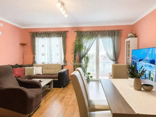 Woonkamer; houten vloer, natuurlijk licht, moderne stijl