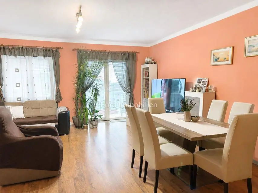 Obývací pokoj; dřevěná podlaha, přirozené světlo