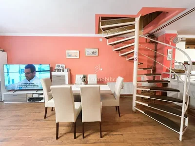 Obývací pokoj; dřevěná podlaha, přirozené světlo