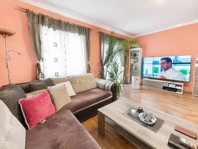 Obývací pokoj; dřevěná podlaha, přirozené světlo, moderní styl