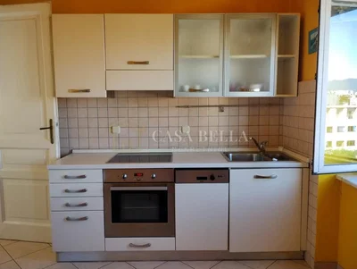 Keuken; keukenapparatuur, tegelvloer, uitzicht