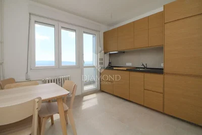 Cuisine; vue, électroménager, lumière naturelle, carrelage