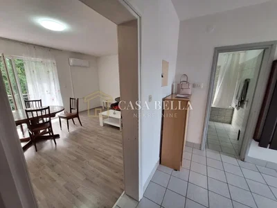 Σαλόνι; φυσικό φως, ξύλινο πάτωμα, πλακάκια
