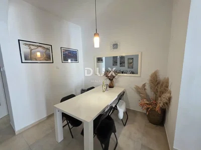 Salle à manger; carrelage, lumière naturelle