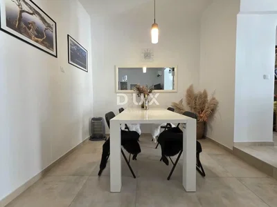 Salon; carrelage, lumière naturelle