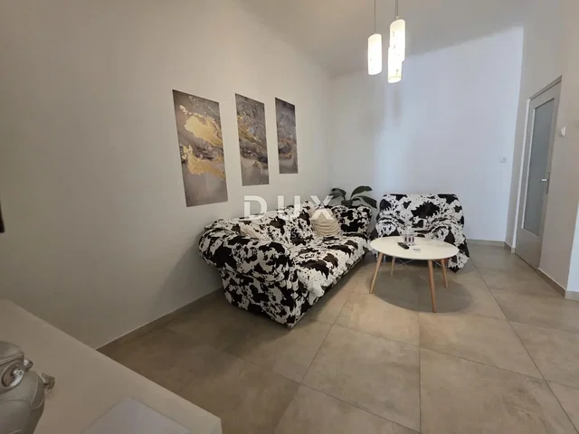 Salon; carrelage, lumière naturelle