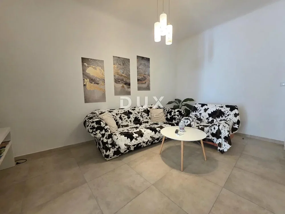 Salon; carrelage, lumière naturelle