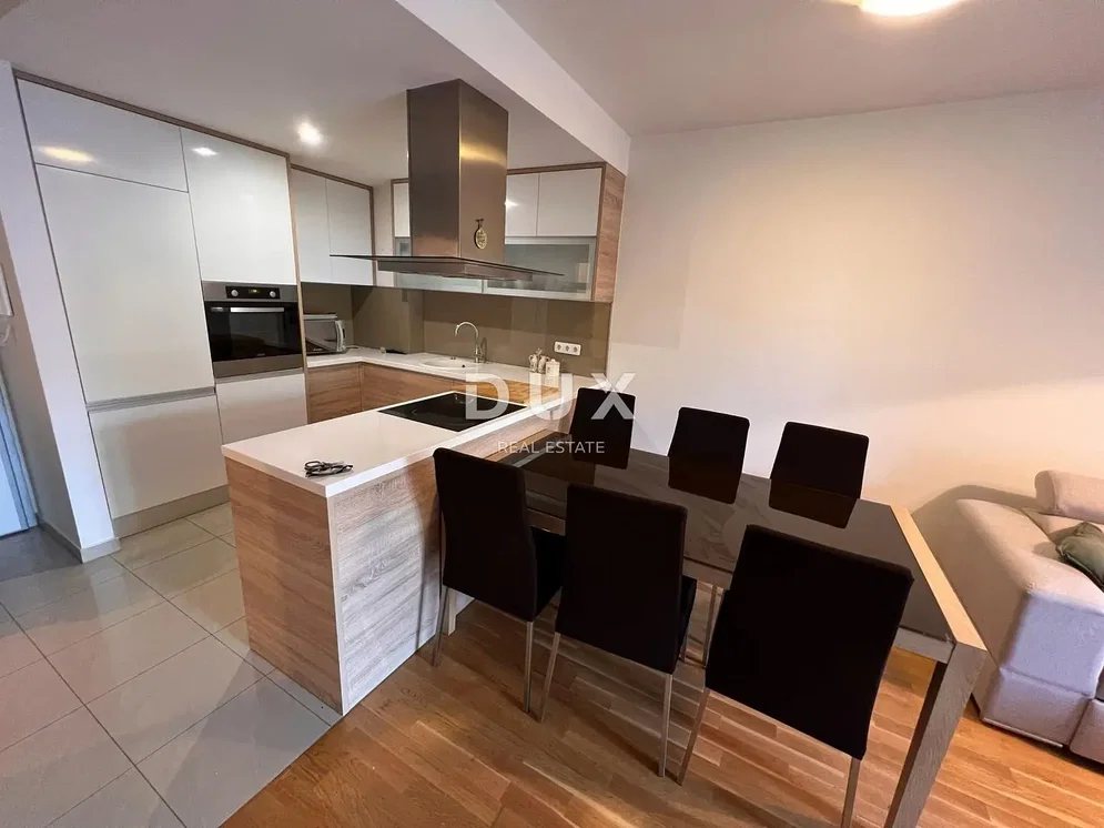 Cuisine; électroménager, parquet, lumière naturelle
