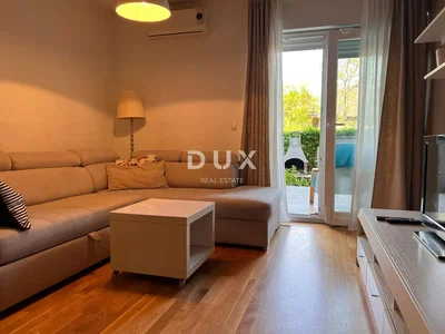 Salon; parquet, lumière naturelle, style moderne