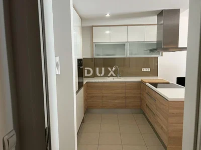 Cuisine; électroménager, carrelage, rénové, lumière naturelle