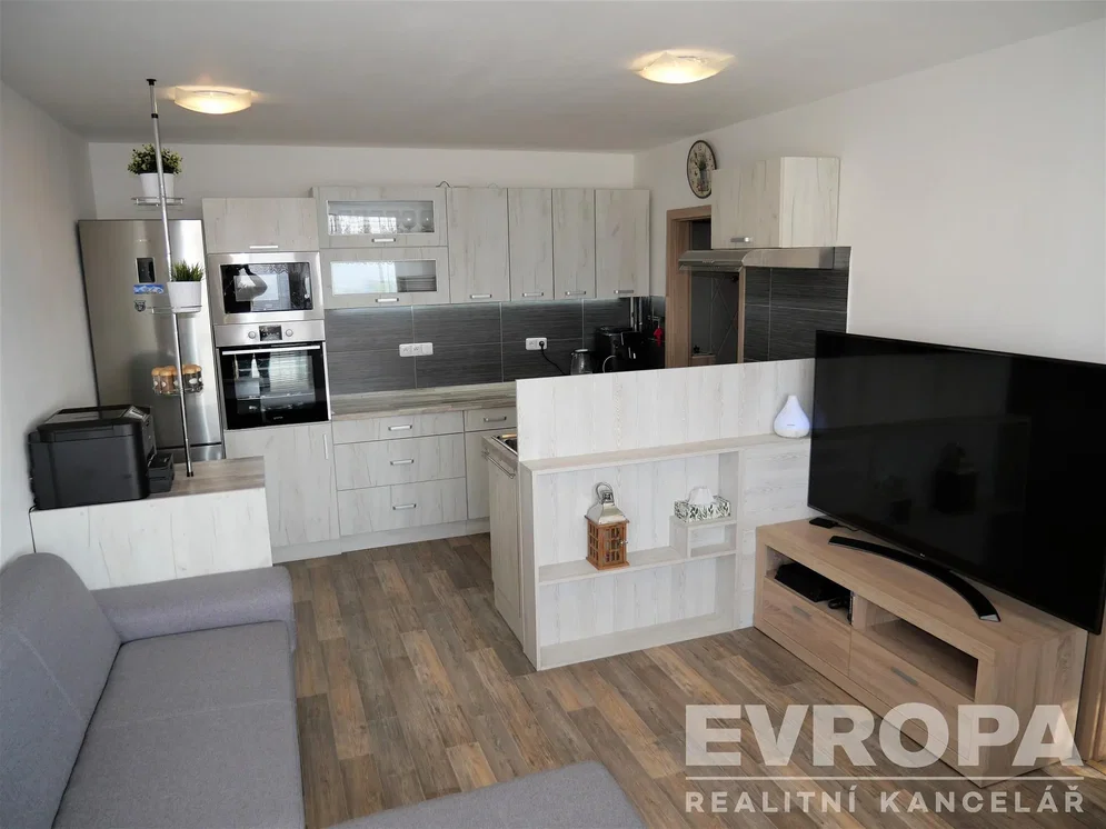 Woonkamer; keukenapparatuur, houten vloer, natuurlijk licht, moderne stijl