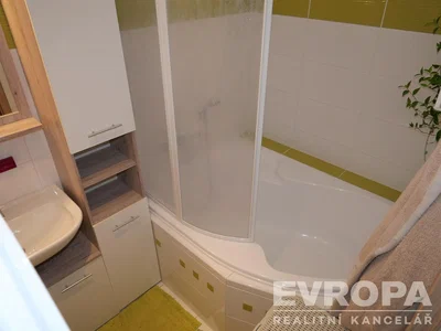 Badkamer; tegelvloer, renovatie nodig