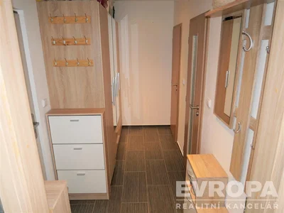 Garderobe; tegelvloer, houten balken, houten vloer
