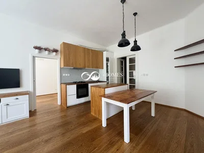 Cuisine; électroménager, parquet, lumière naturelle