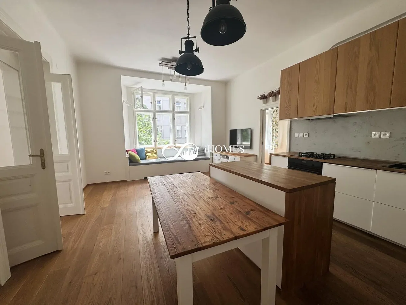 Cuisine; électroménager, parquet, lumière naturelle, style moderne
