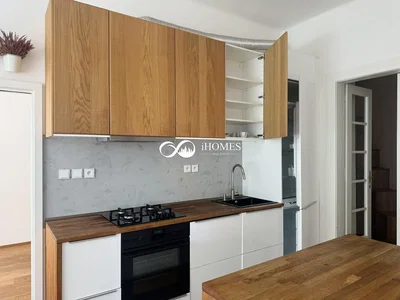 Cuisine; électroménager, parquet, lumière naturelle