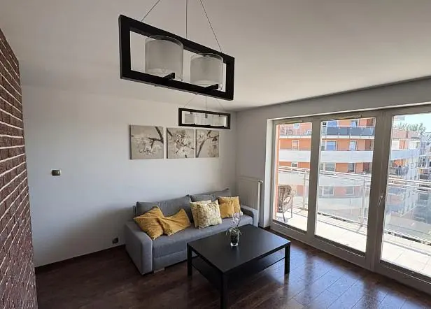 Sala de estar; chão de madeira, luz natural, estilo moderno