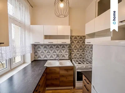 Keuken; keukenapparatuur, natuurlijk licht, houten vloer