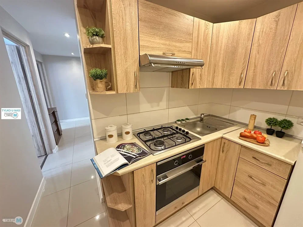 Cozinha; eletrodomésticos, chão de azulejo, renovado, luz natural