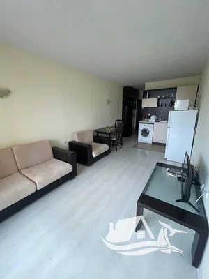 Salón; suelo de baldosas, luz natural, electrodomésticos