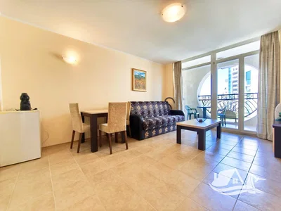 Salon; carrelage, lumière naturelle, vue