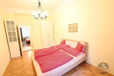 Schlafzimmer; holzboden, tageslicht