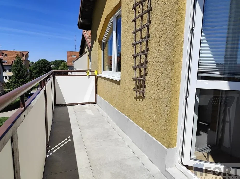 Balkon; výhled, přirozené světlo, dlažba