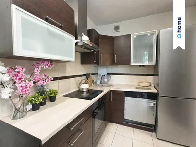 Cozinha; eletrodomésticos, chão de azulejo, renovado, luz natural