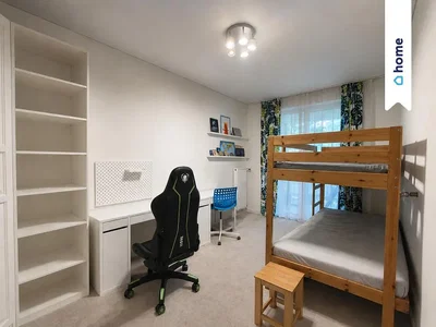 Quarto de criança; luz natural, chão de madeira