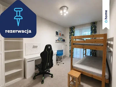 Dětský pokoj; přirozené světlo, dřevěná podlaha