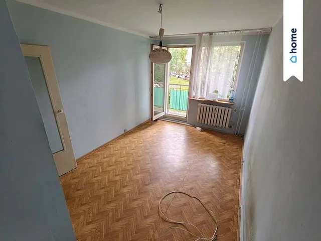 Ostale; drveni pod, prirodna svjetlost, potrebna renovacija