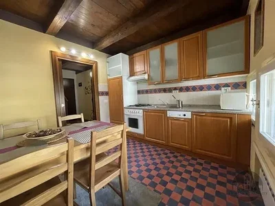 Кухня; кухненски уреди, дървени греди, плочки