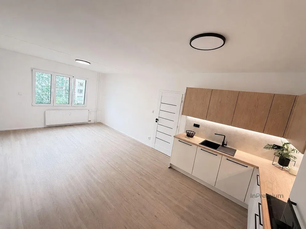 Küche; küchengeräte, holzboden, tageslicht