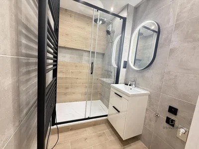 Badezimmer; fliesenboden, renoviert, tageslicht