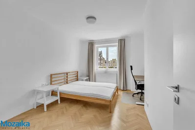 Schlafzimmer; holzboden, tageslicht, moderner stil