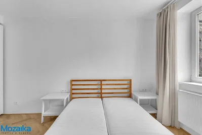 Schlafzimmer; holzboden, tageslicht