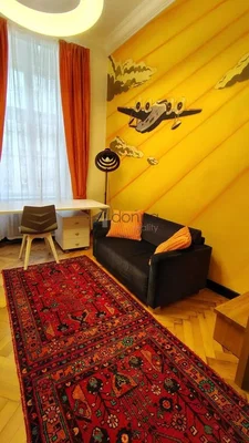 Habitación infantil; suelo de madera, luz natural, estilo rústico